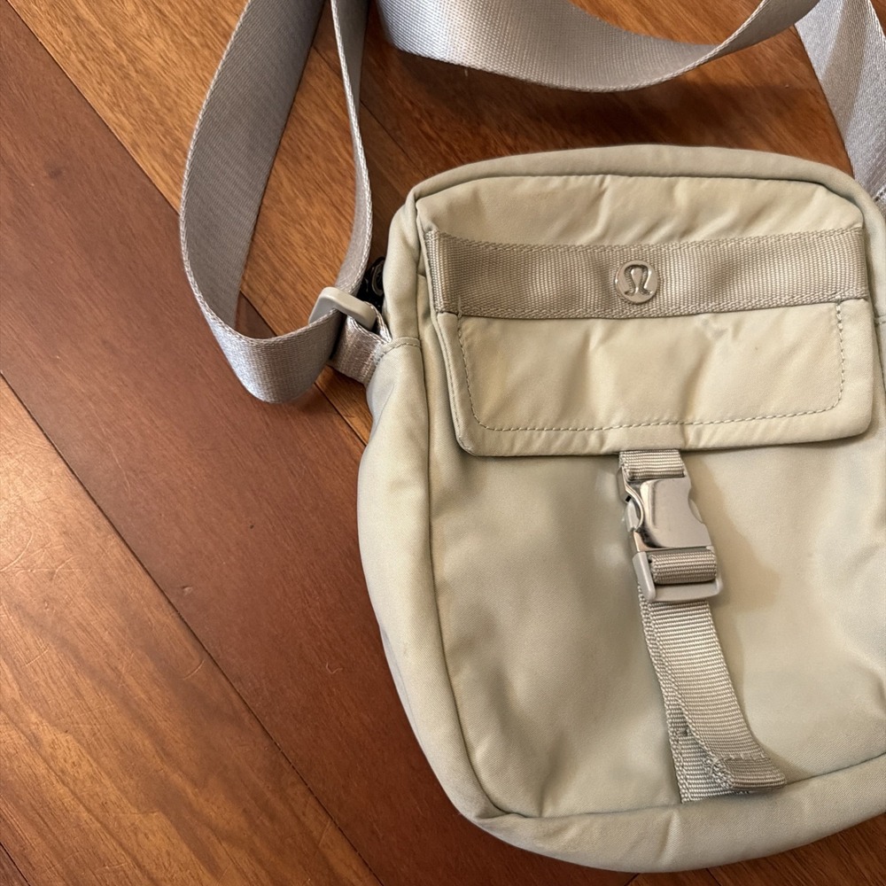 lululemon Wunderlust Crossbody Bag Mint Sage Green Adjustable Strap Silver Clasp - Picture 4 of 9